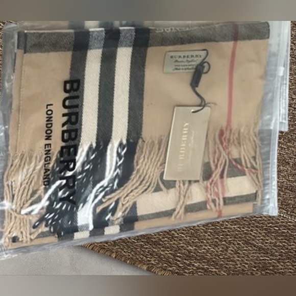 Burberry scarf - Picture 3 of 3